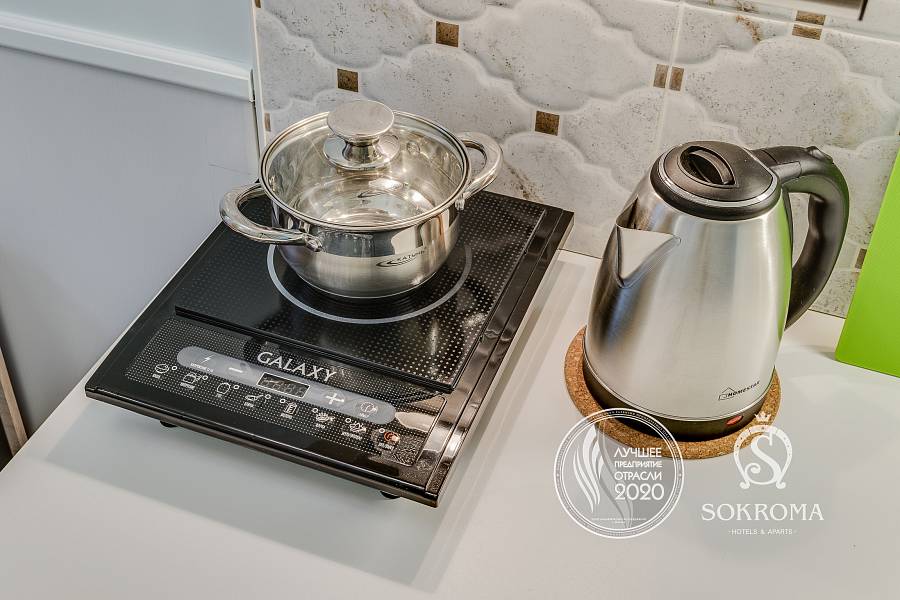 фото индукционной плиты и чайника на кухне