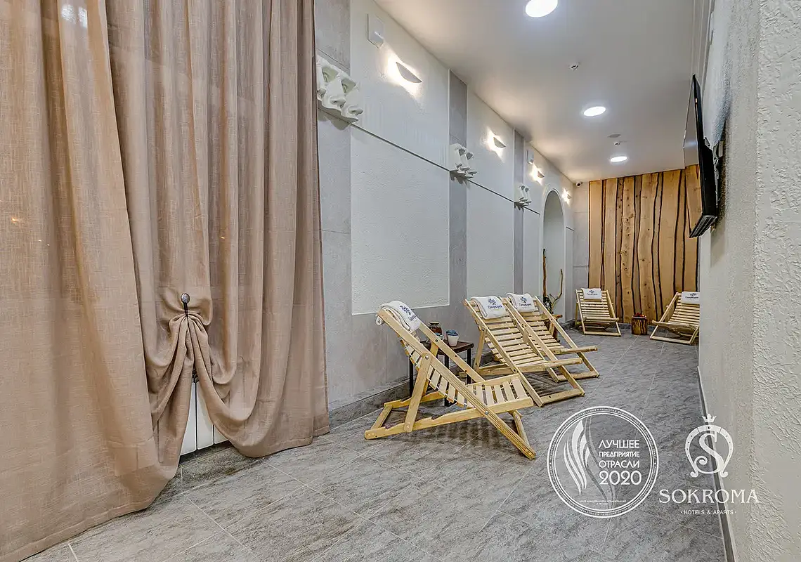 фото комнаты отдыха в спа-центре с лежаками и телевизором