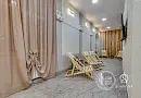фото комнаты отдыха в спа-центре с лежаками и телевизором