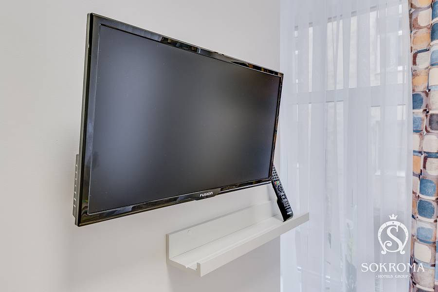 фото жк-телевизора на стене