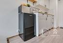 фото кухонного блока и холодильника с микроволновкой