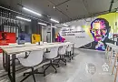 Креативный коворкинг отеля Sokroma: арт-портрет Стива Джобса, мотивирующие цитаты и удобная зона для работы в стиле лофт