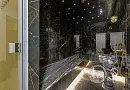 фото роскошной сауны с темным интерьером