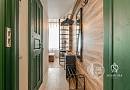 фото зеленных деревянных дверей студии №8 Sokroma Olimpia