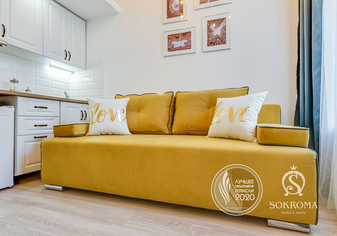 фото светлого апарта с желтым диваном