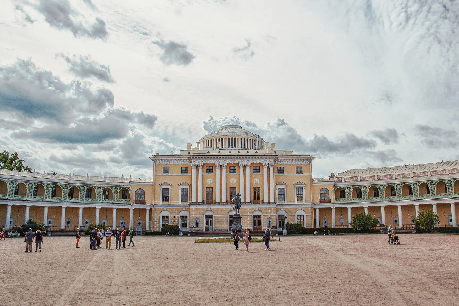 Фасад Павловского дворца