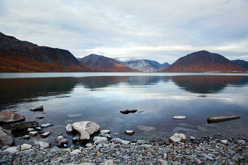 Чистая вода озера Большой Вудъявр на фоне осенних Хибин